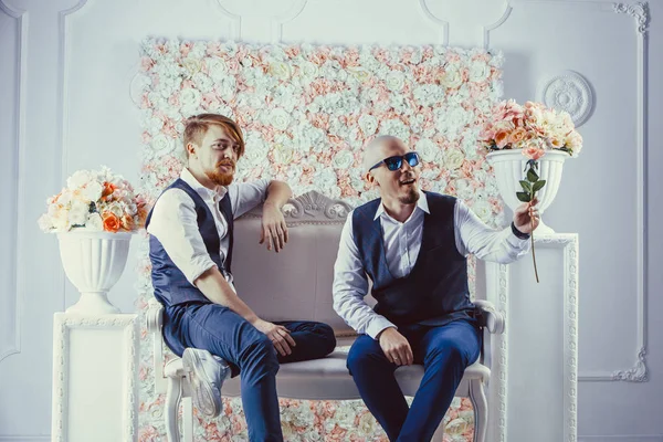 Dva hipsteři sedí na pohovce a čeká na své přítelkyně — Stock fotografie