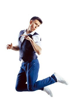 Beyaz arka plan üzerinde izole genç yenilikçi şık yakışıklı.