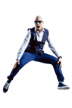 Beyaz arka plan üzerinde izole genç yenilikçi şık yakışıklı.