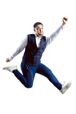 Genç beyaz arka plan üzerinde izole hipster adam şaşırttı.