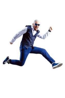 Beyaz arka plan üzerinde izole genç yenilikçi şık yakışıklı.