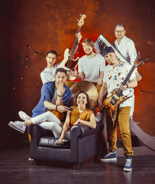 Musikband tritt im Studio auf — Stockfoto