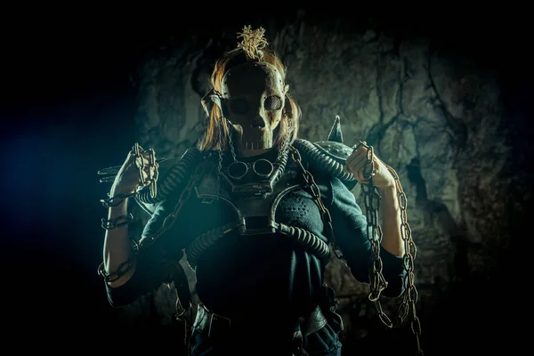 Постапокалиптическая женщина в ржавой маске черепа на фоне темницы. Время ядерного постапокалипсиса. Жизнь после Судного дня — стоковое фото