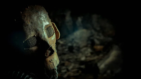 Close up photo of the rusty skull mask on the dungeon background. Nuclear post-apocalypse time. Life after doomsday — Stock Photo, Image