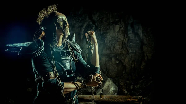 Mujer post-apocalíptica con la máscara de cráneo oxidado en el fondo de la mazmorra. Tiempo de post-apocalipsis nuclear. La vida después del juicio final —  Fotos de Stock
