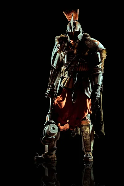 Silhouette eines mächtigen Ritters in der Rüstung mit dem Hammer. isoliert auf schwarzem Hintergrund. — Stockfoto