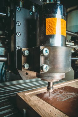 Cnc makinesinde bilgisayar işleniyor. Renkli fotoğraf