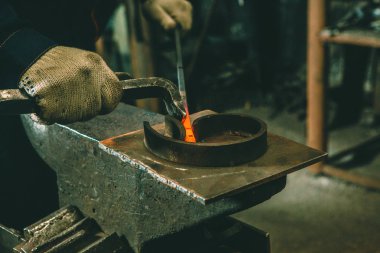 akkor öğesinde smithy demir örs üzerinde