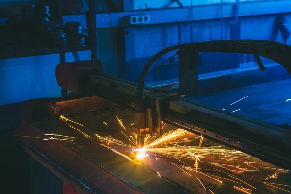 Machine CNC de découpe plasma dans l'atelier — Photo