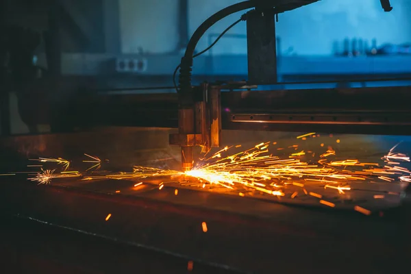 Machine CNC de découpe plasma dans l'atelier — Photo