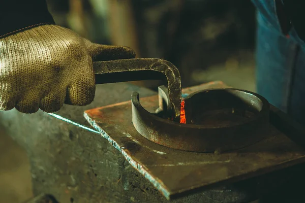 Elemento incandescente no ferreiro na bigorna de ferro — Fotografia de Stock