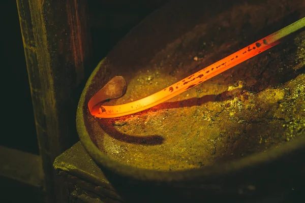 Elemento incandescente no ferreiro na bigorna de ferro — Fotografia de Stock