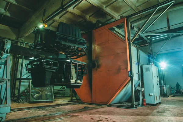 Máquina de moldagem e prensa fundida para a fabricação de peças plásticas usando polímeros — Fotografia de Stock