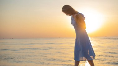 Genç bir kadın tropik bir plajda yürüyor. Phu Quoc Adası, Vietnam.