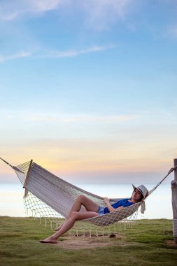 Vietnam 'daki Phu Quoc adasında hamakta güzel bir kadın..