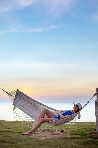 Young beautiful woman in hammock on the Phu Quoc island, Vietnam. — Stock Photo, Image