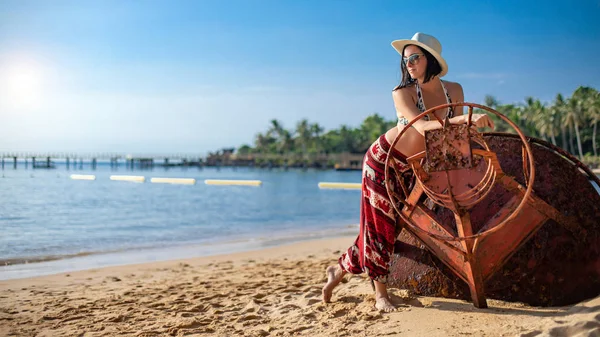 Uma jovem numa praia tropical. Ilha Phu Quoc, Vietname . — Fotografia de Stock