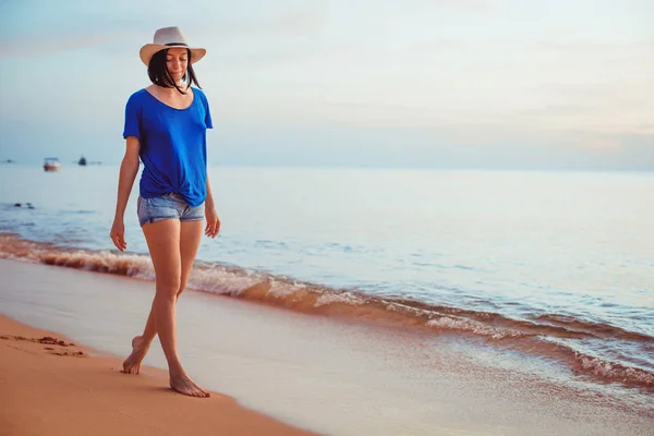 Young woman in hat standing on sand and dreaming. — Stock Photo, Image