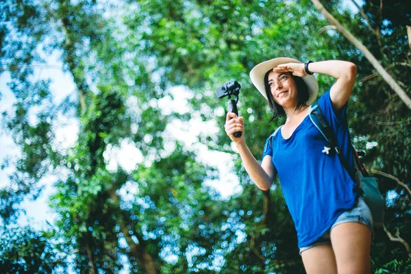 Viajero joven con cámara de acción en la selva. Concepto de descubrimiento . —  Fotos de Stock