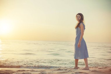 Kumsalda yürüyen genç bir kadın. Phu Quoc Adası, Vietnam