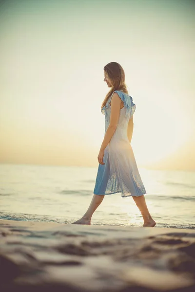 Mujer joven caminando en una playa de arena. Isla de Phu Quoc, Vietnam — Foto de Stock