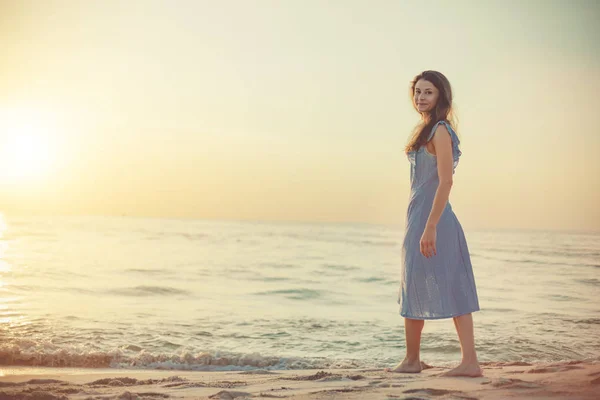 若い女性は砂浜を歩いている。フーコック島,ベトナム — ストック写真