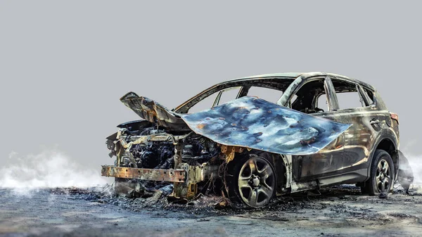 Une voiture neuve brûlée. Isolé sur fond gris . — Photo