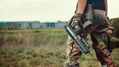 Asker tüfeği harabe şehrin arka plan üzerinde olan.