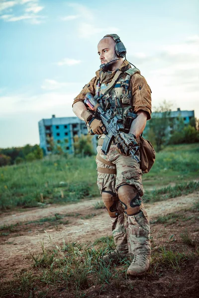 Amerikansk soldat med M4 geväret på ruinerad stad bakgrund — Stockfoto