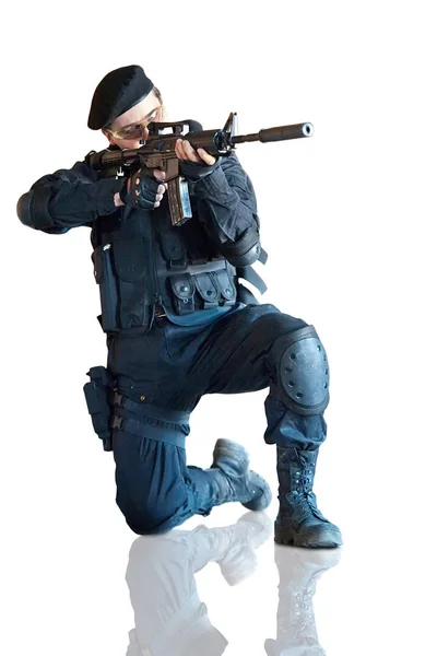 Homme Armé Avec Fusil Avec Silencieux Isolé Sur Fond Blanc — Photo