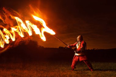 Ortaçağ şövalyesi, kılıçlı ve ateş ejderhası ile savaşıyor..