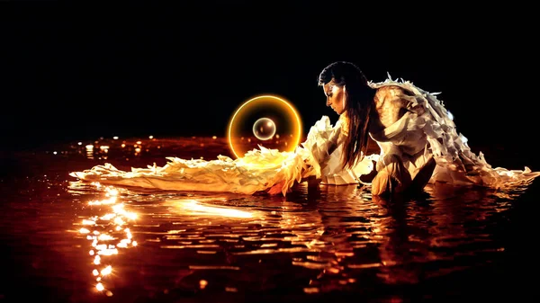 Güzel Beyaz Melek Suyun Içinde Duruyor Ateş Halkalarına Bakıyor — Stok fotoğraf