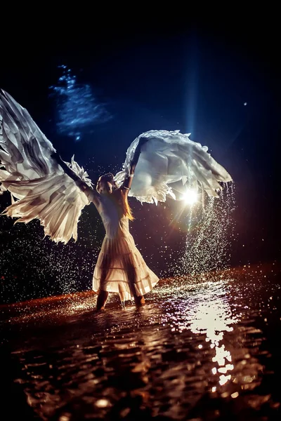 Mooie Witte Engel Danst Waterdruppels — Stockfoto