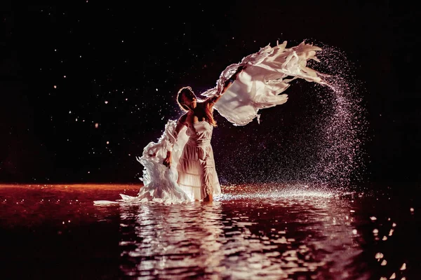 Όμορφος Λευκός Άγγελος Χορεύει Στις Σταγόνες Του Νερού — Φωτογραφία Αρχείου