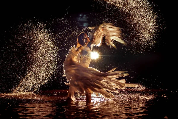 Bellissimo Angelo Bianco Sta Ballando Nelle Gocce Acqua — Foto Stock