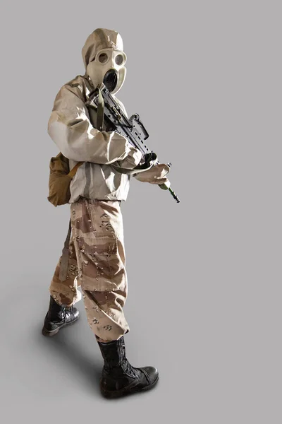 Soldaat Beschermende Kleding Masker Met Het Geweer Geïsoleerd Grijze Achtergrond — Stockfoto