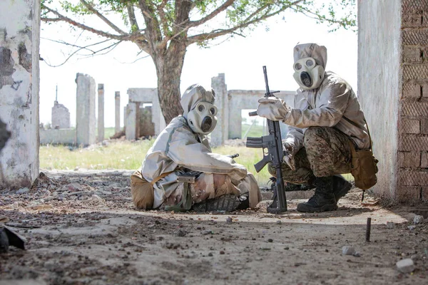 Koruyucu Giysili Maskeli Askerler Yıkılmış Şehrin Arka Planında Tüfekleri Var — Stok fotoğraf