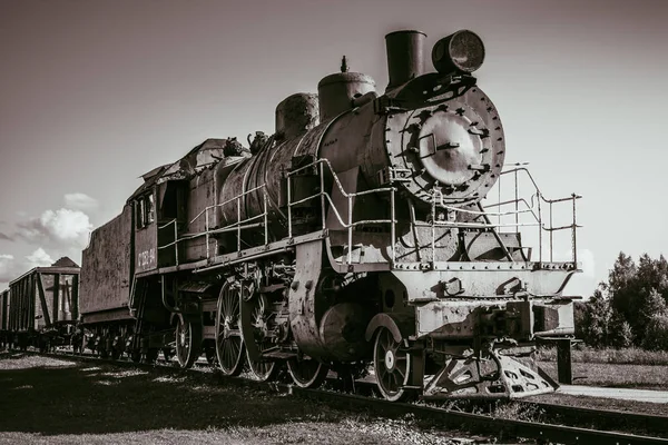 Svartvitt fotografi av gamla ångtåg — Stockfoto