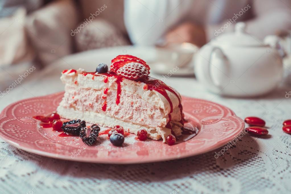 Çilekli pasta pembe plaka üzerinde — Stok Foto © funtozavr 140989928
