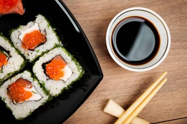 Suşi plaka üzerinde ayarla