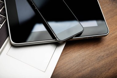 Akıllı telefon ve tabletli dizüstü bilgisayar