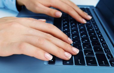 Dizüstü bilgisayarda yazan kadın elleri
