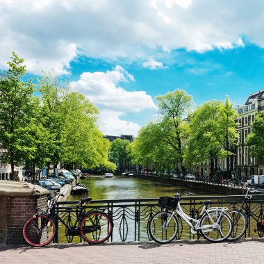 Amsterdam kanal köprüden Bisiklet