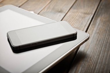 Smartphone ve ahşap masa tablete