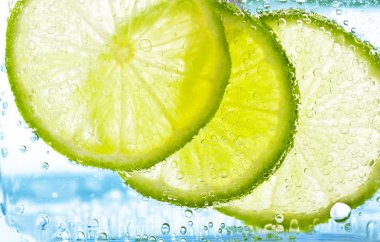 kabarcıkları ile dilimlenmiş limon