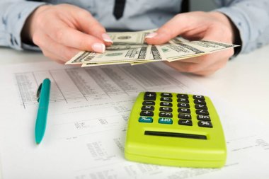 Kadın eli para sayıyor.