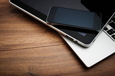 Akıllı telefon ve tabletli dizüstü bilgisayar