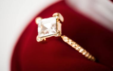 Alyans kırmızı hediye kutusu 