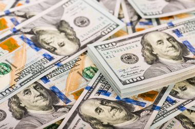 Amerikan dolarları.