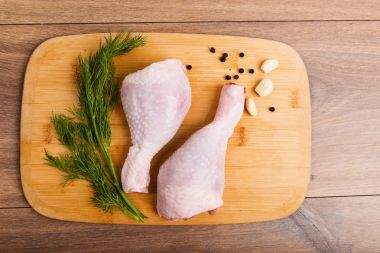 Çiğ tavuk bacağı. 